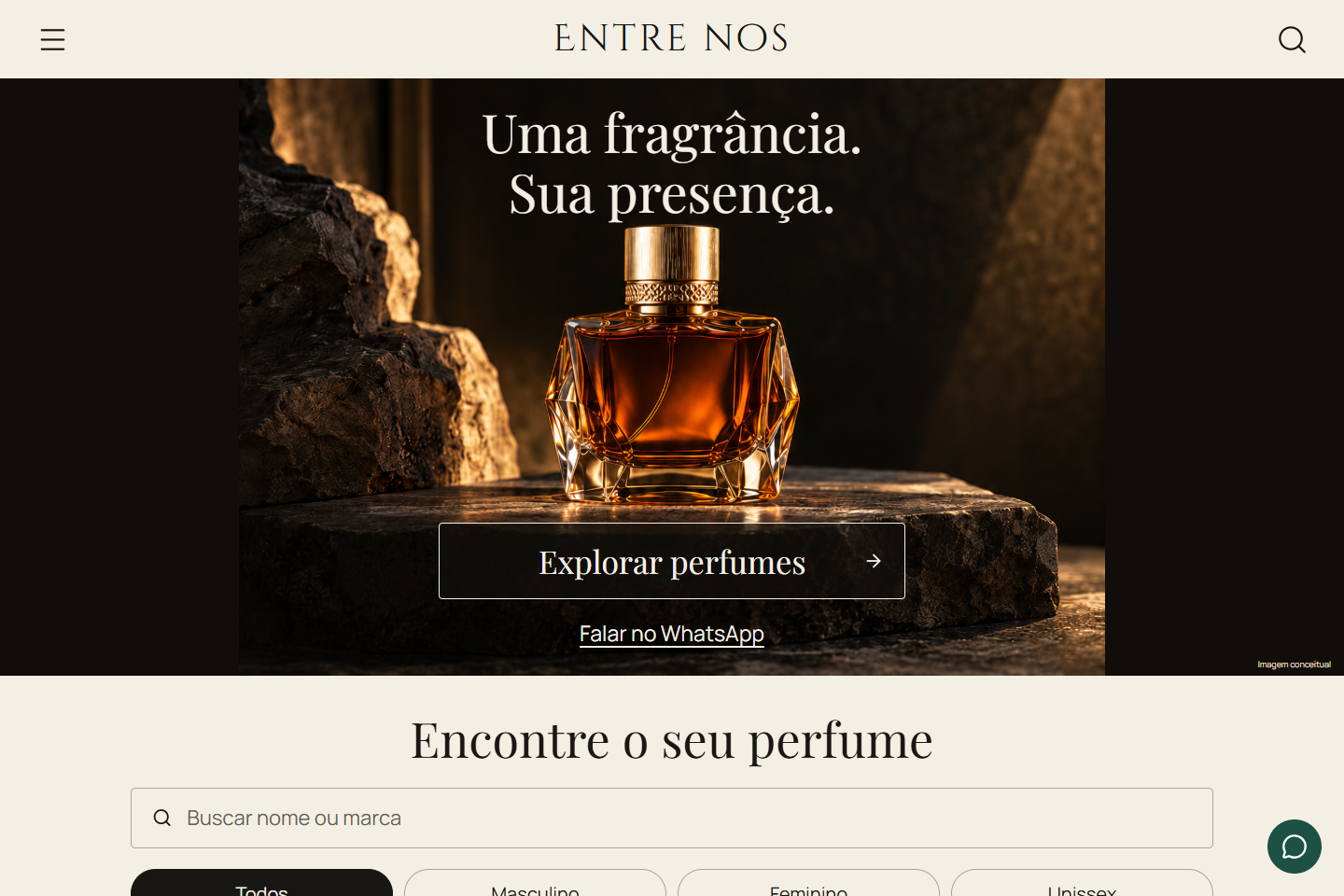 Vitrine Entre nos com fotografia de perfume e identidade editorial em tons de marfim e âmbar.